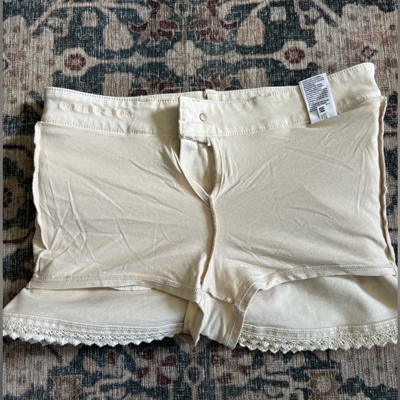 American Eagle Stretch Low-Rise Crochet Denim Micro Skort. Size 6 - Picture 7 of 7